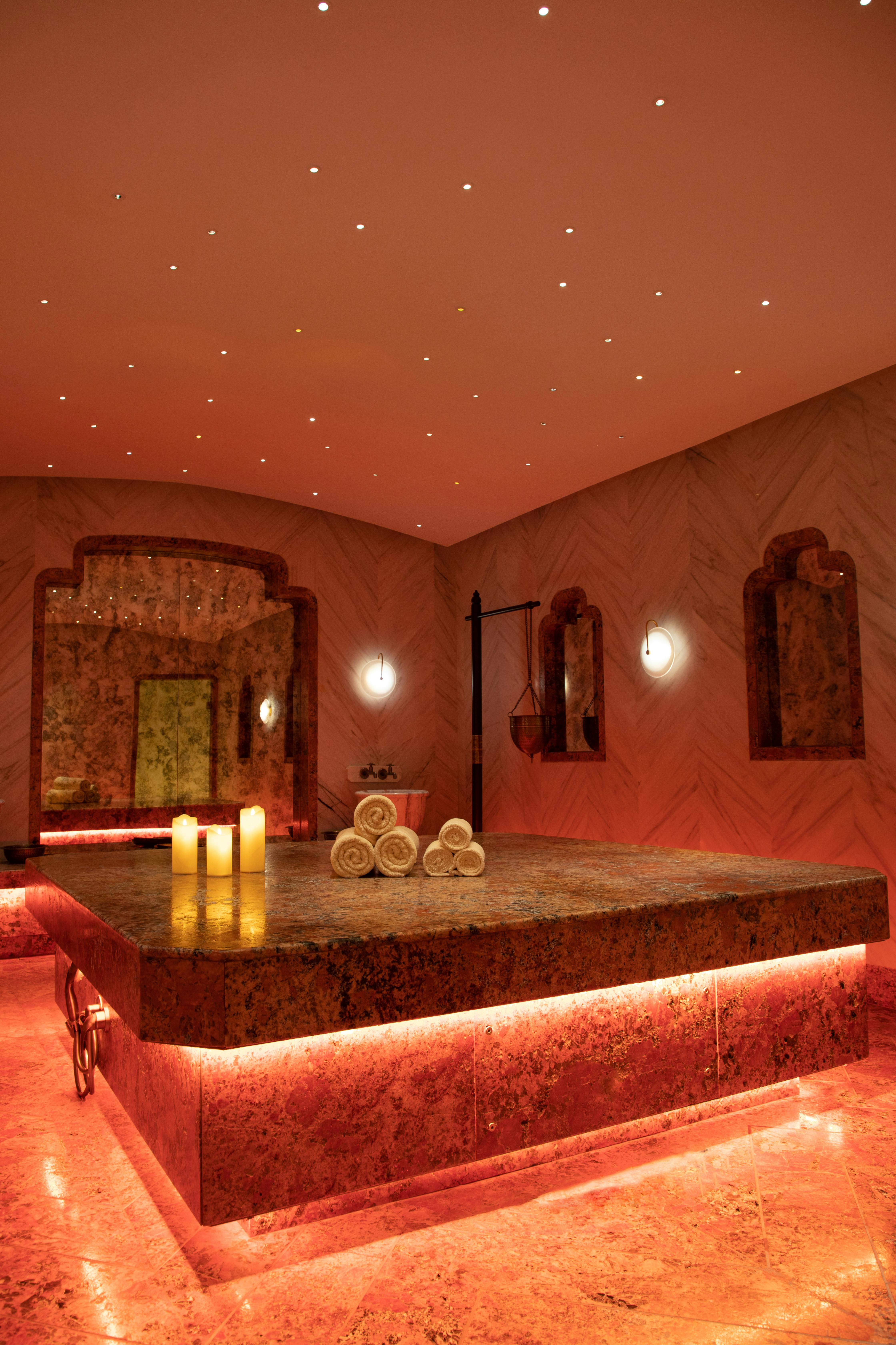 Bancs et vapeur du hammam traditionnel